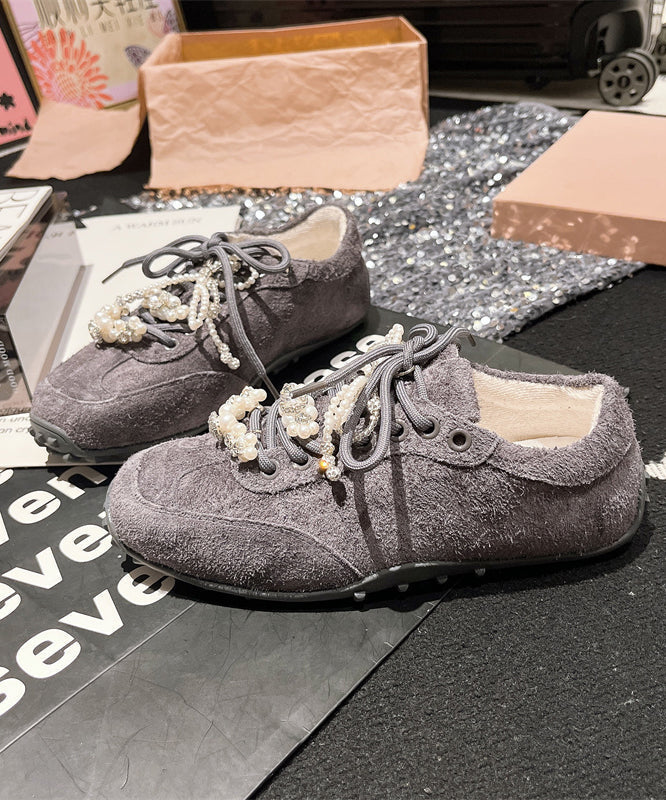 Ballerines en daim violet, lacets chics en zircon et perles