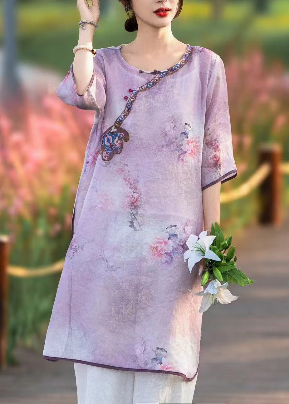 Besticktes Kleid im Rosa-Sommer-Leinen-Stil, seitlich offen