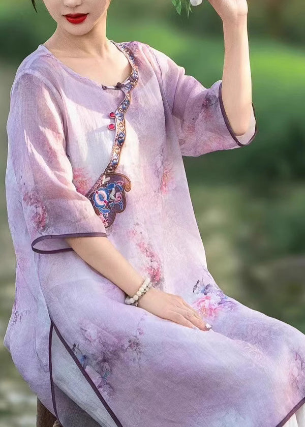 Besticktes Kleid im Rosa-Sommer-Leinen-Stil, seitlich offen