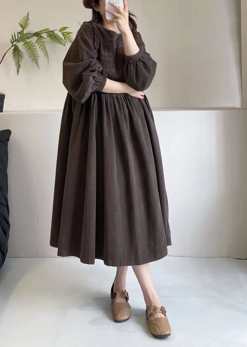 Besticktes, schokoladenbraunes, extra langes Frühlingscordkleid