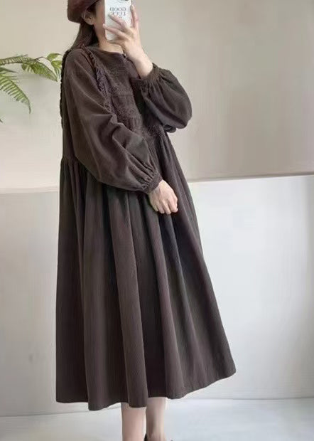 Besticktes, schokoladenbraunes, extra langes Frühlingscordkleid
