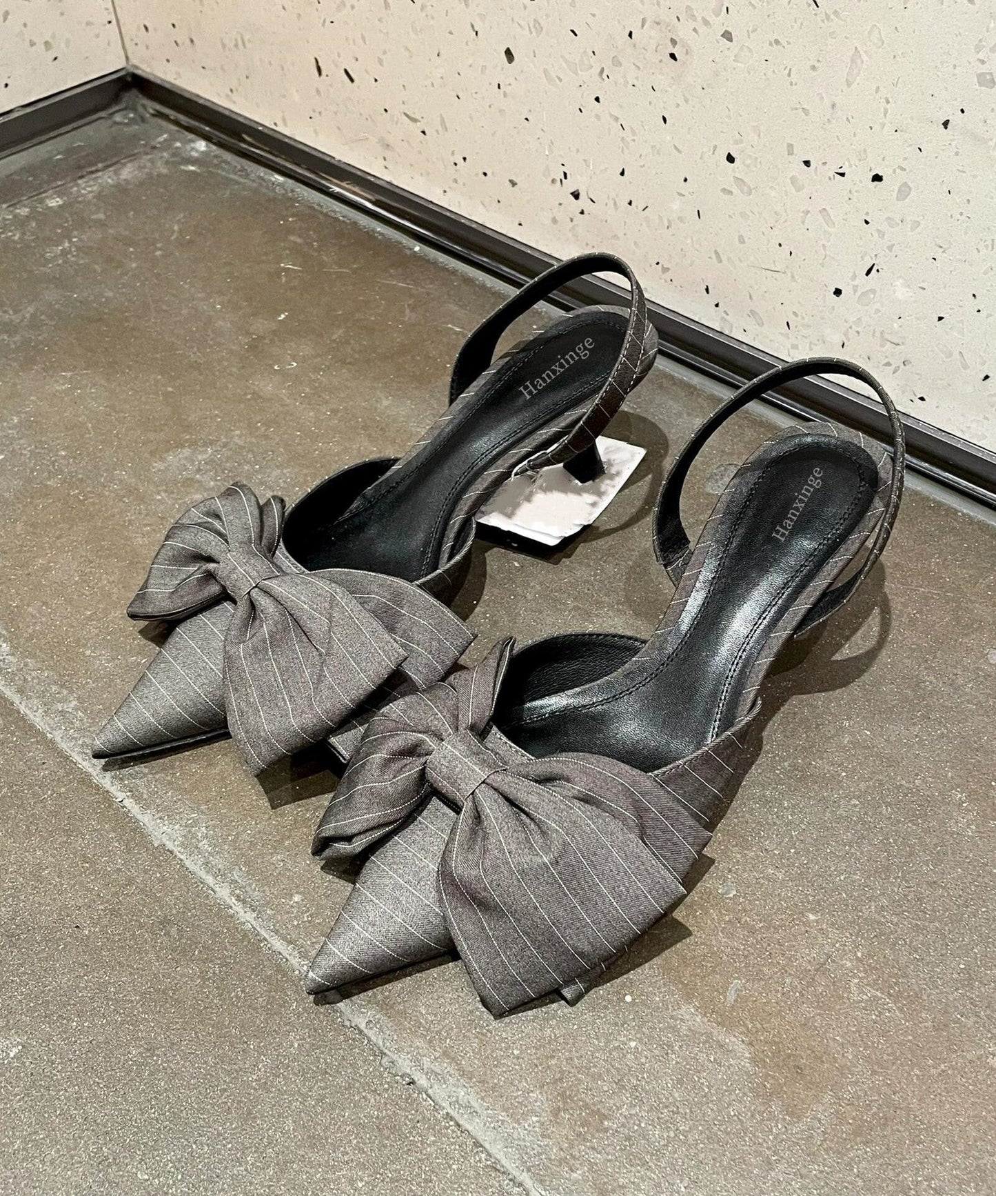 Sandales à talons hauts pointus gris avec nœud élégant