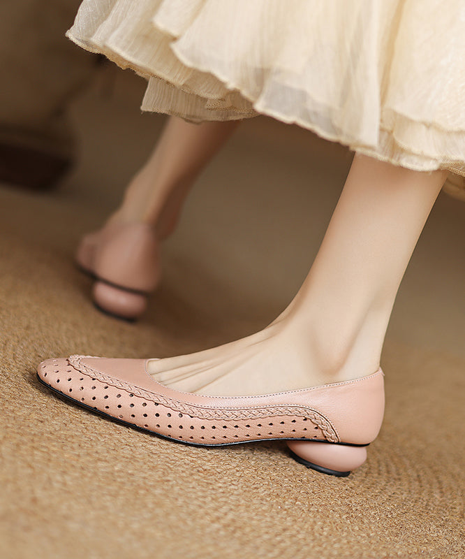 Flache, elegante Füße Schuhe aus hellblauem Schaffell