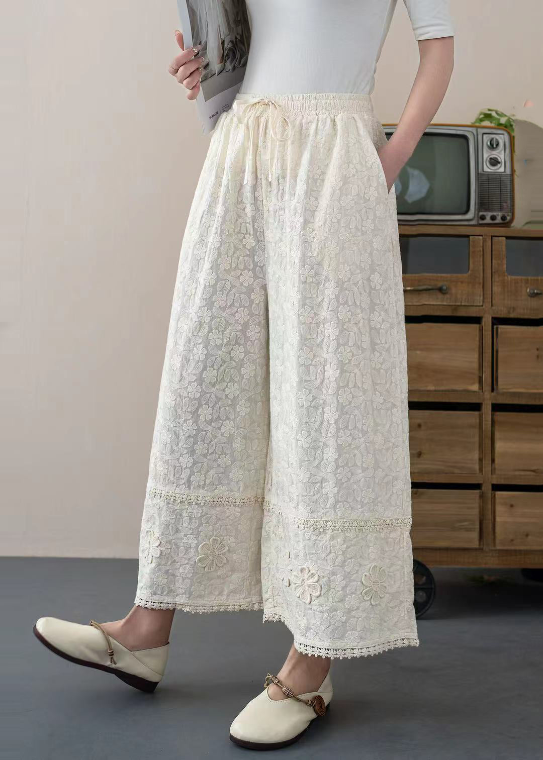 Pantalon court d'été blanc brodé en coton à fleurs