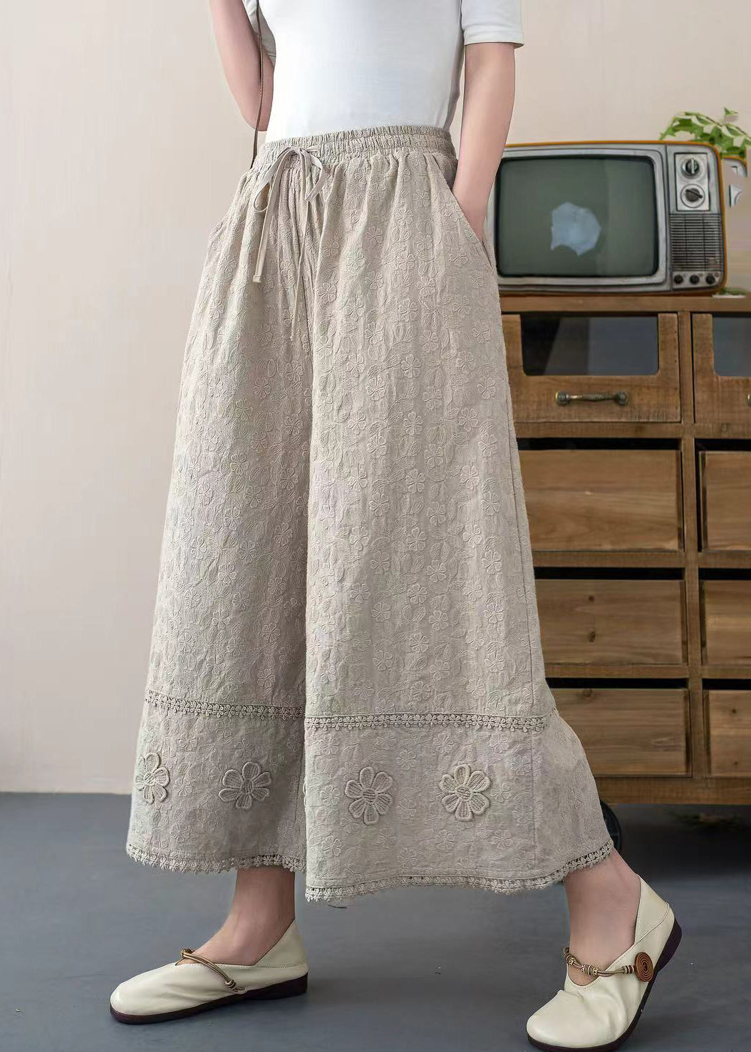 Pantalon court d'été blanc brodé en coton à fleurs