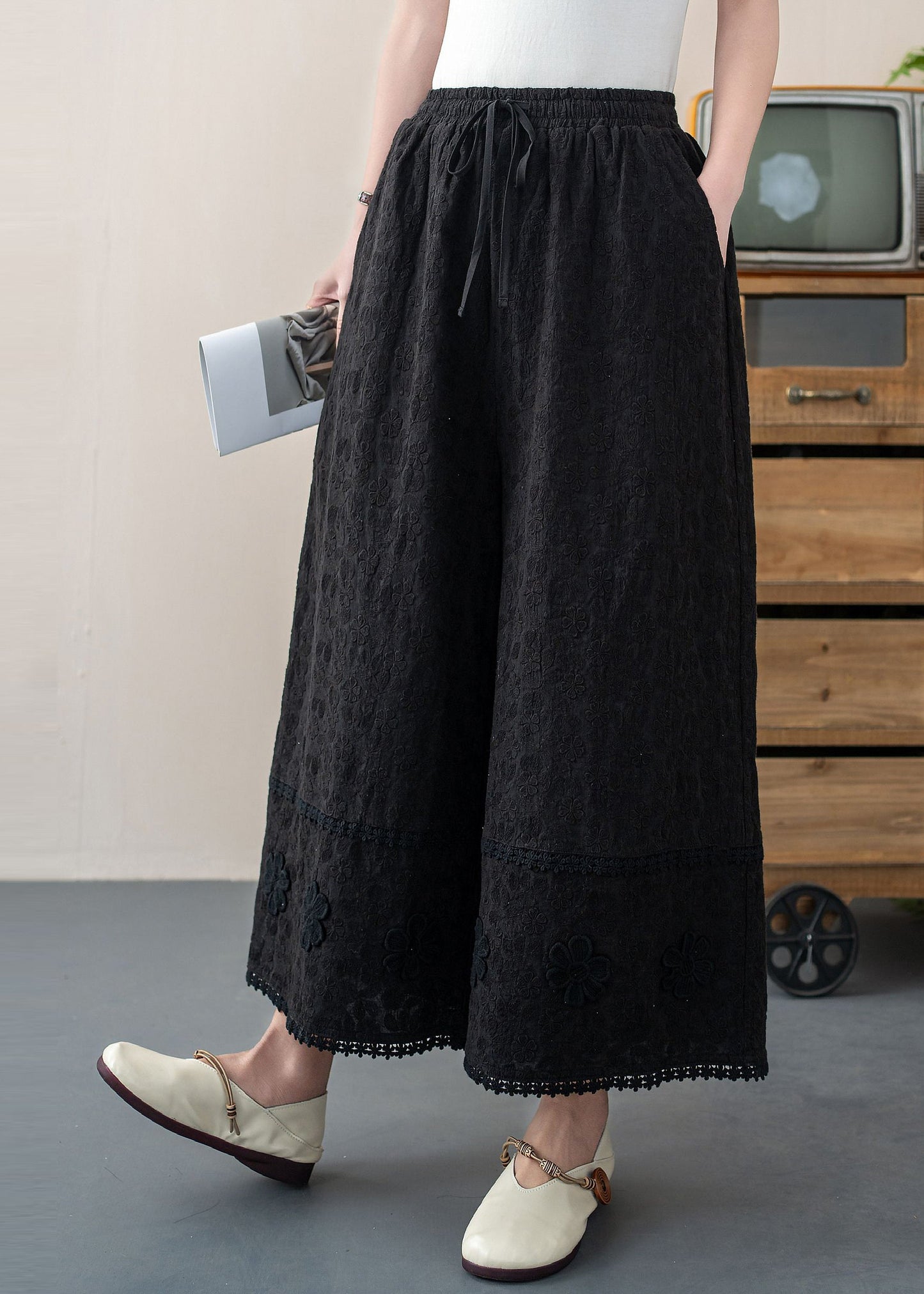 Pantalon court d'été blanc brodé en coton à fleurs
