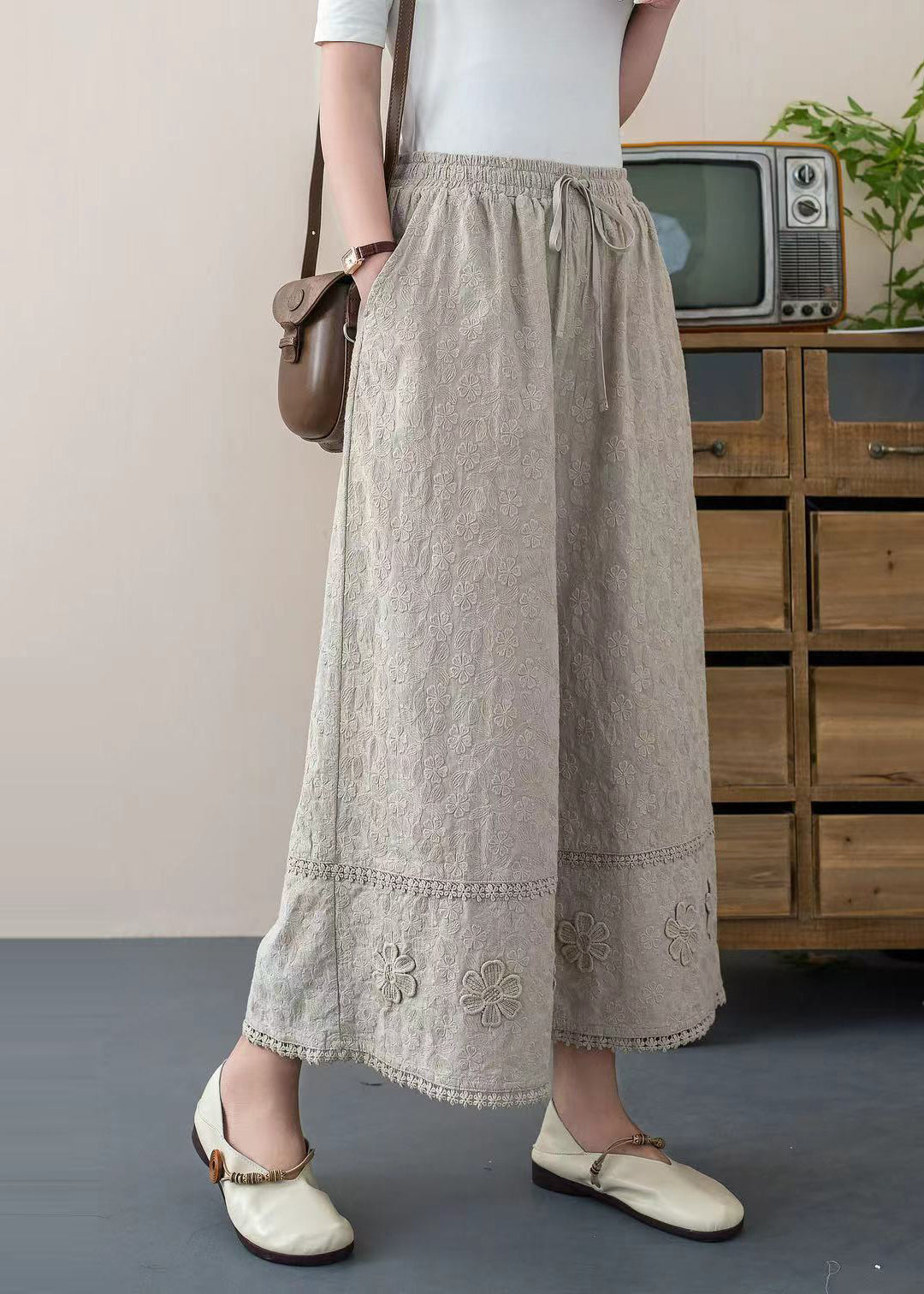 Pantalon court d'été blanc brodé en coton à fleurs
