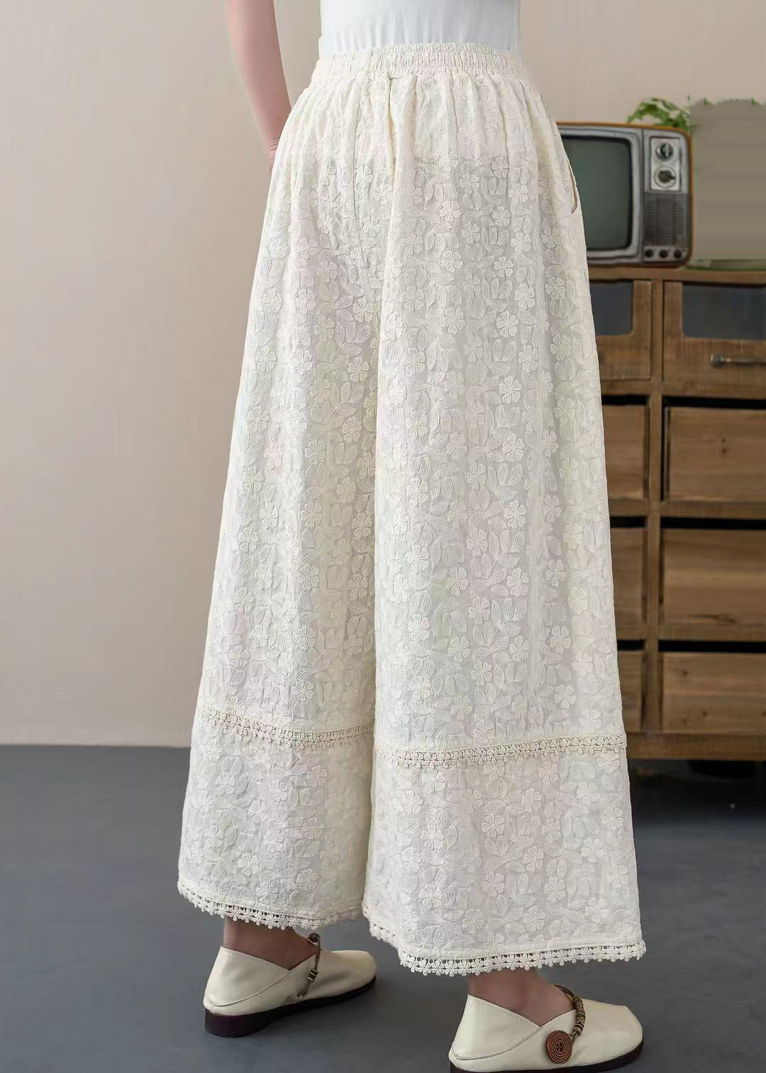 Pantalon court d'été blanc brodé en coton à fleurs