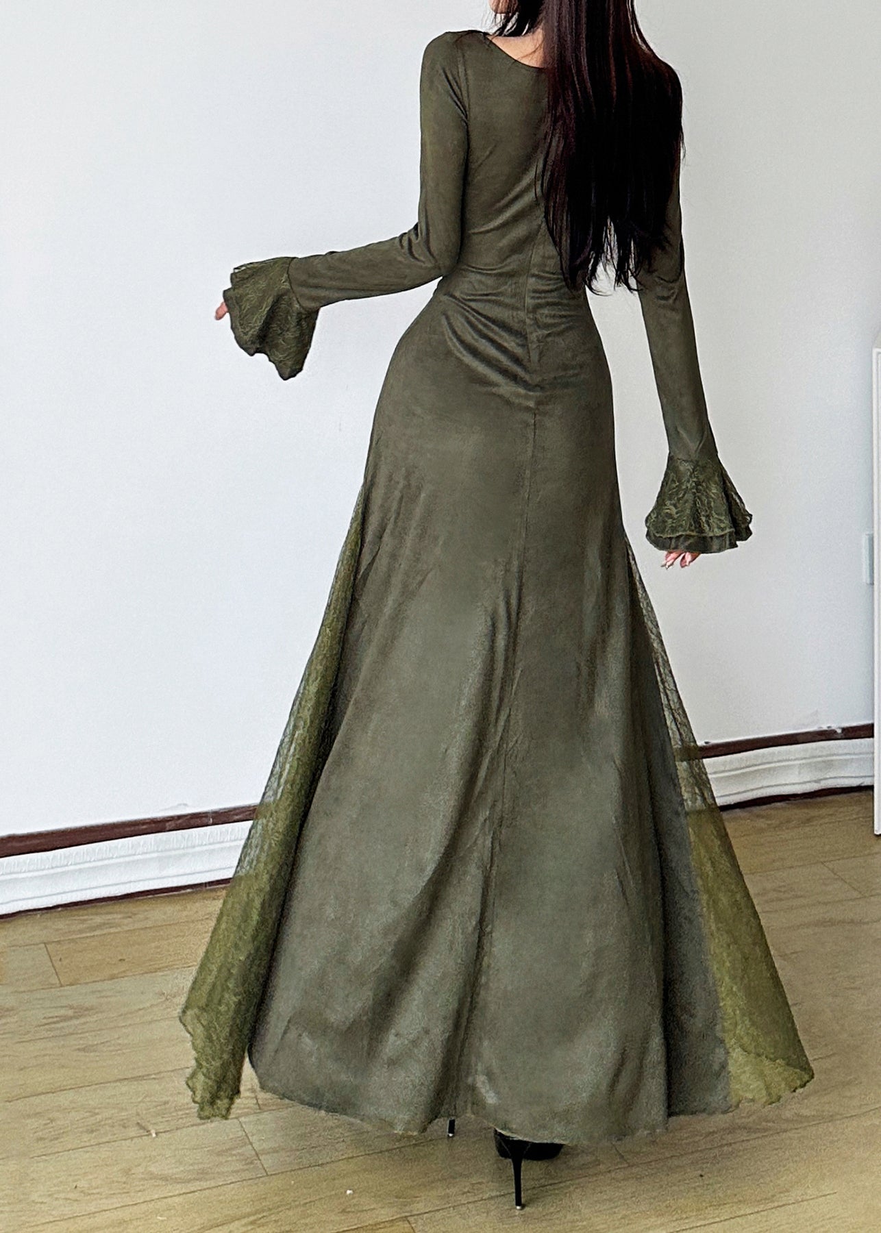 Elegantes schwärzlich-grünes Patchwork-Spitzen-langes Kleid mit ausgestellten Ärmeln YP047