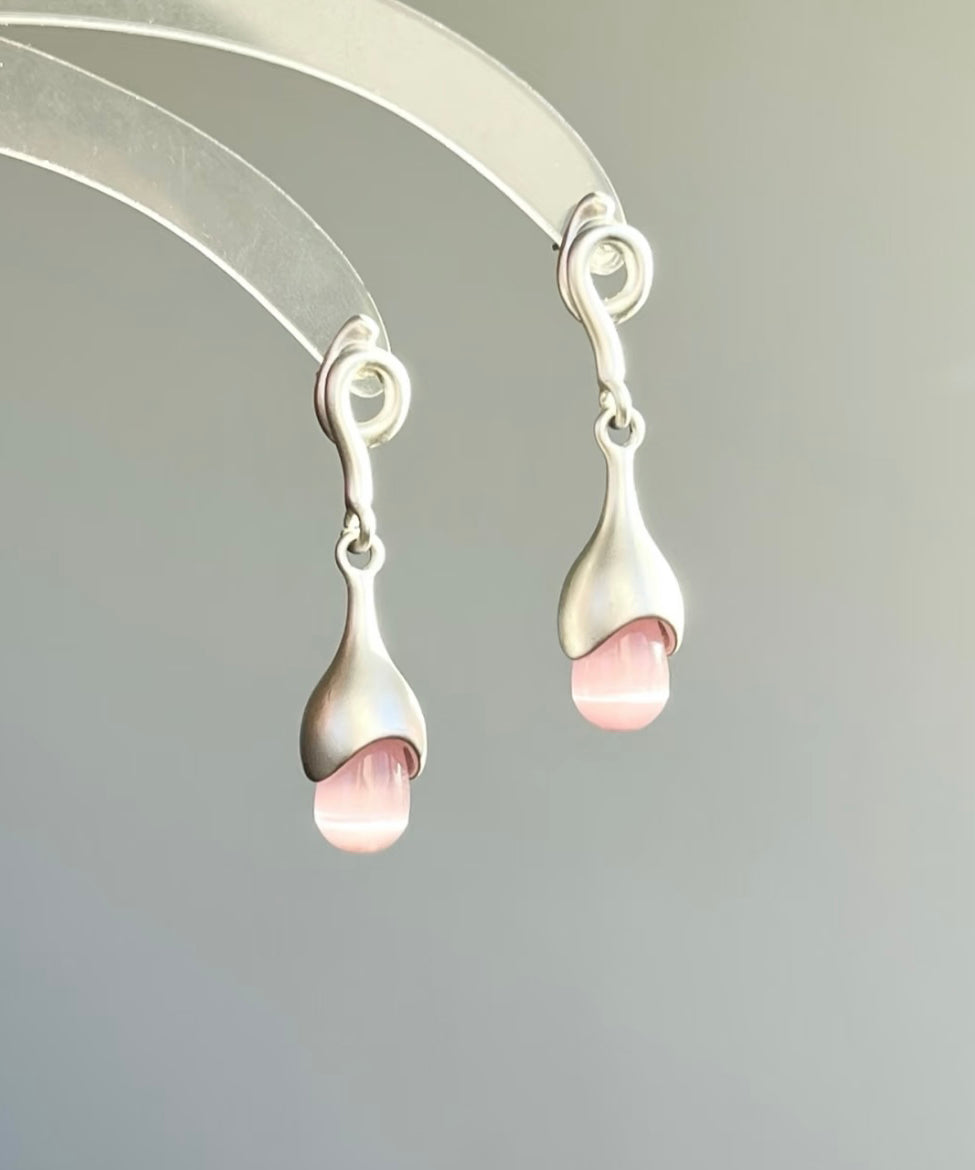 Boucles d'oreilles pendantes élégantes en pierre sterling avec pompon en forme de chat rose en argent