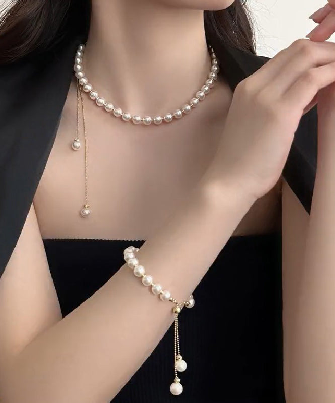 Elegantes weißes Kupferlegierung Perlenquasten-Charm-Armband und abgestufte Perlenkette Zweiteiliges Set YU014
