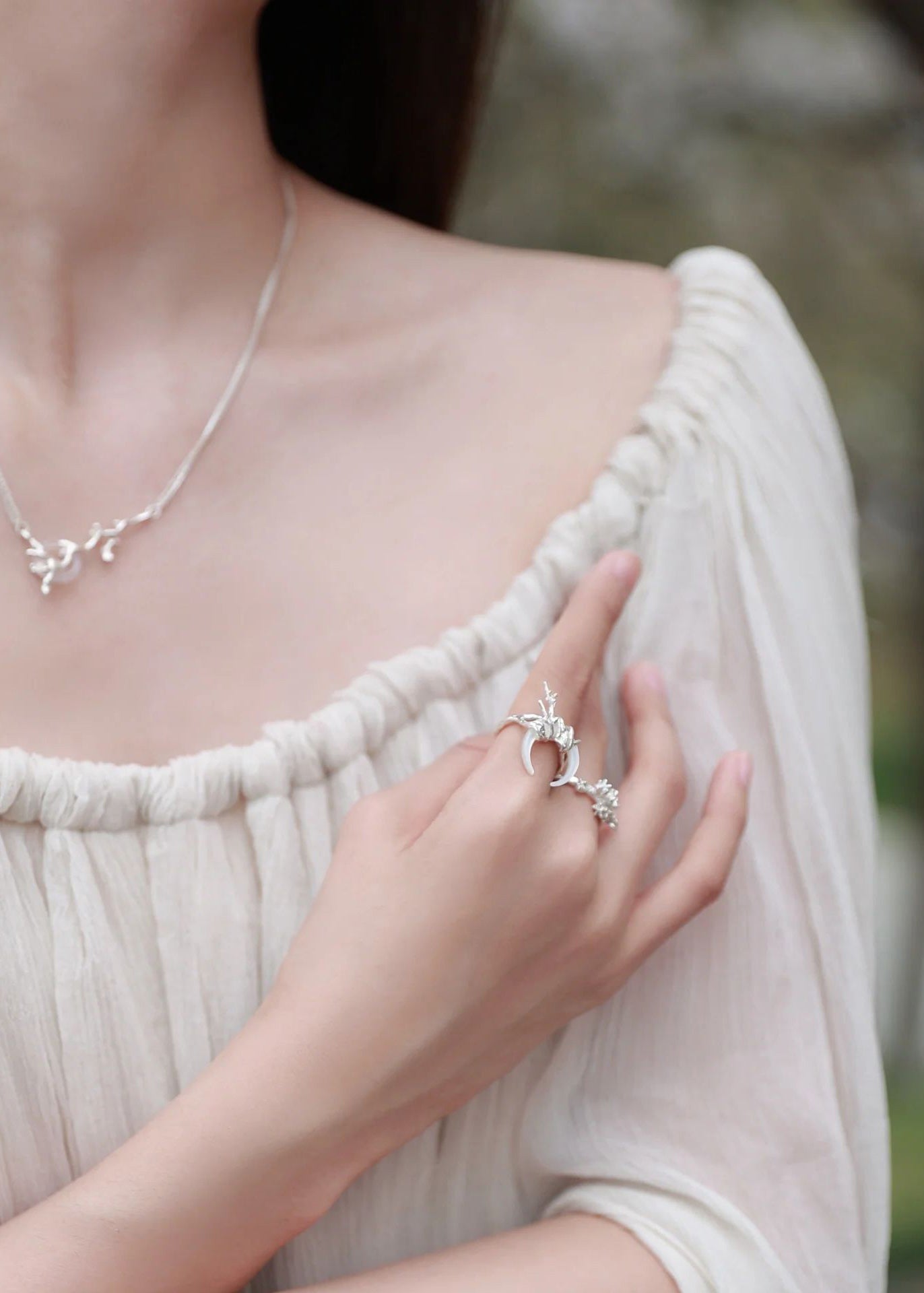 Elegantes weißes Maxikleid aus knittriger Baumwolle mit V-Ausschnitt, ärmellos KK086