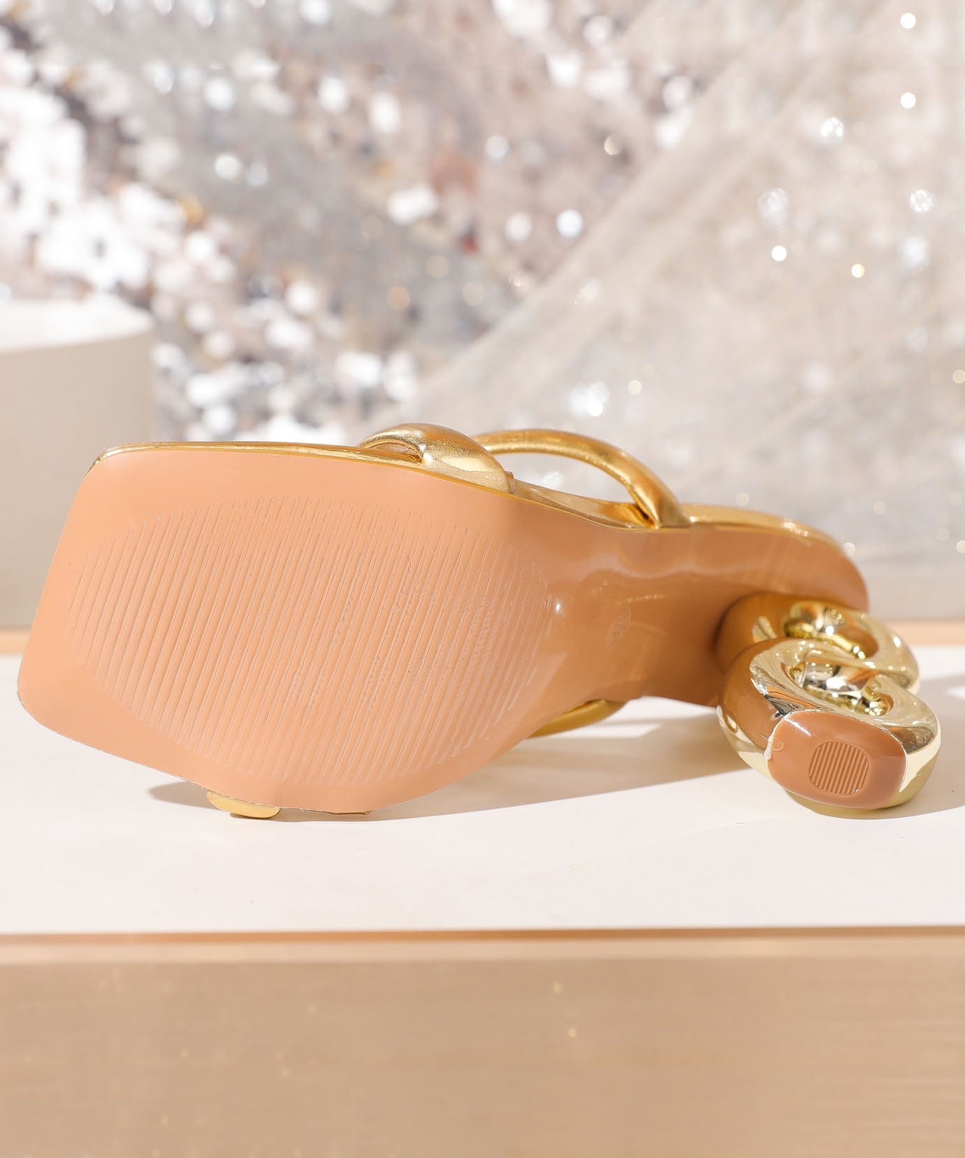 Europäische und amerikanische Gold-Sonderform-Fersen-modische Slide-Sandalen JJ042