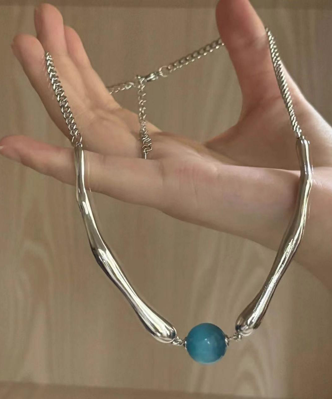 Feine Halskette mit asymmetrischen Perlenanhänger aus blauem Metall RA009