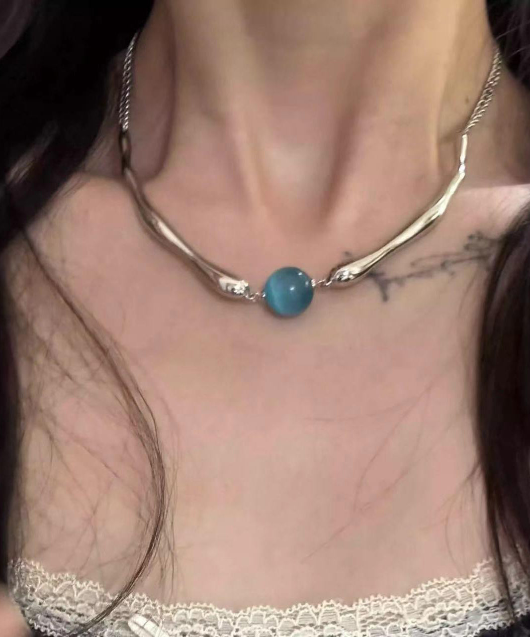 Feine Halskette mit asymmetrischen Perlenanhänger aus blauem Metall RA009