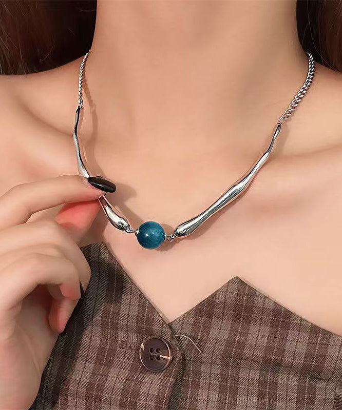 Feine Halskette mit asymmetrischen Perlenanhänger aus blauem Metall RA009