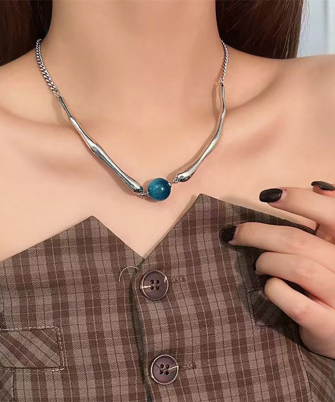 Feine Halskette mit asymmetrischen Perlenanhänger aus blauem Metall RA009