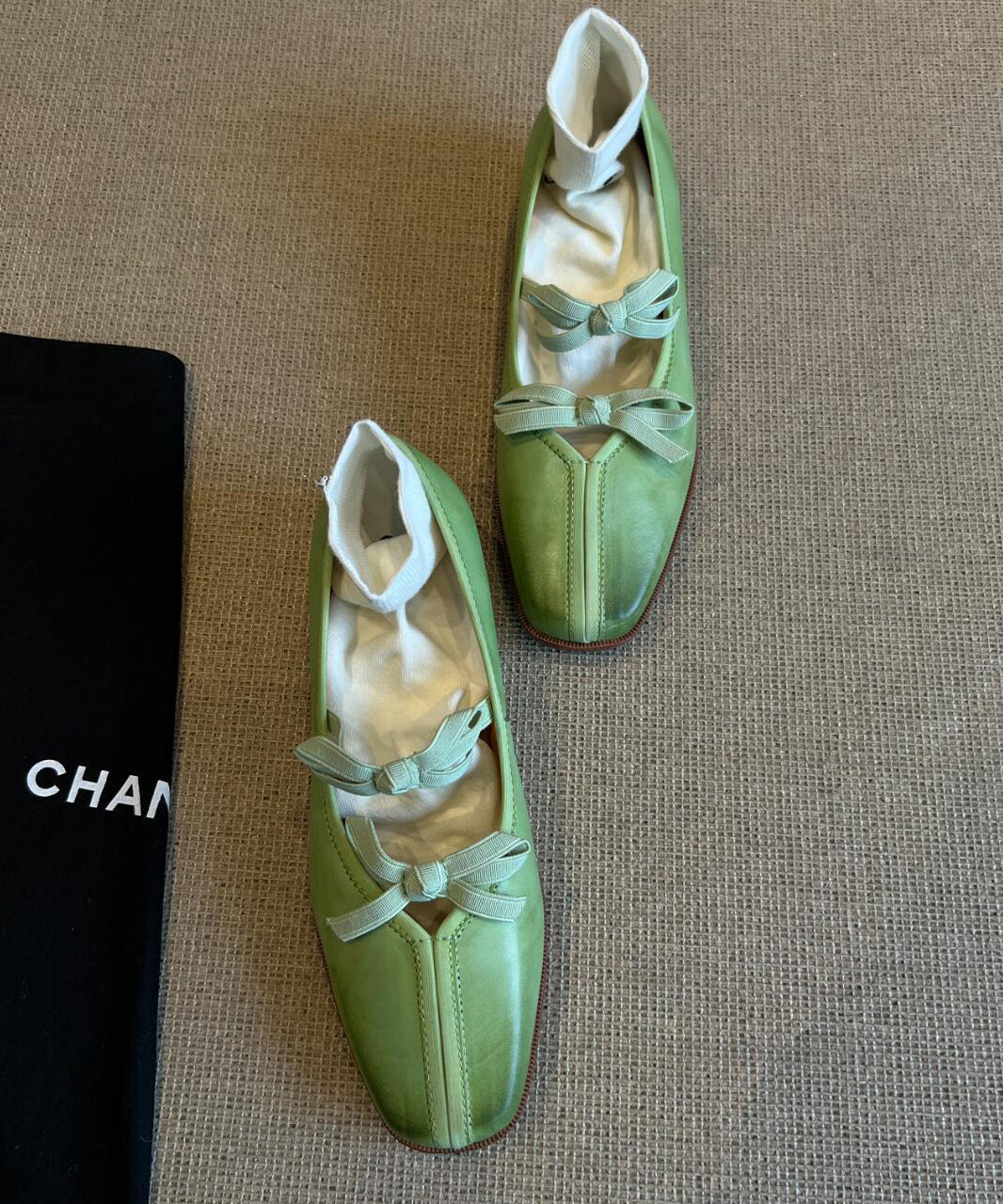 Chaussures plates en peau de mouton verte fine et confortable avec nœud