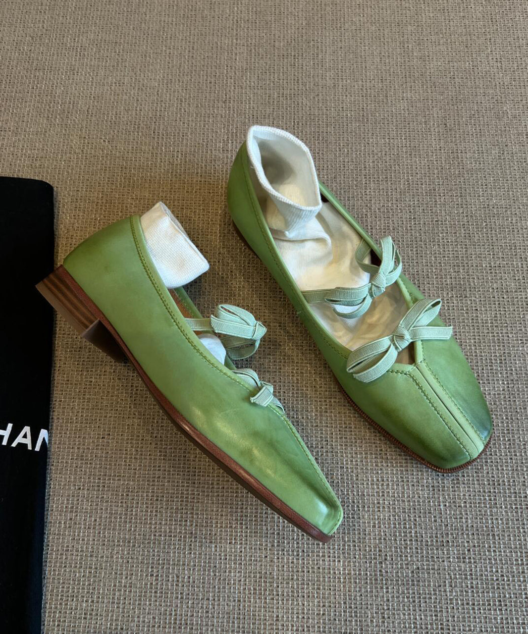Chaussures plates en peau de mouton verte fine et confortable avec nœud