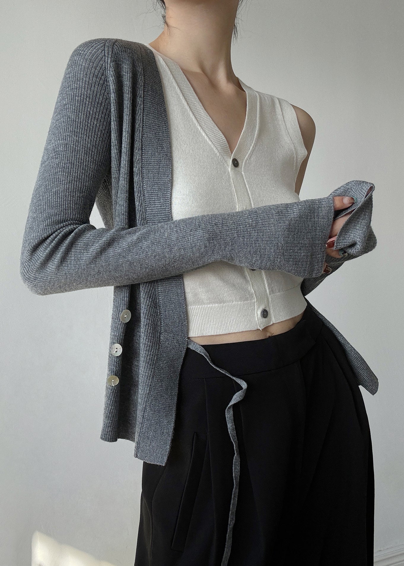 Ensemble deux pièces en tricot noir ajusté à col en V et design asymétrique, printemps TY027