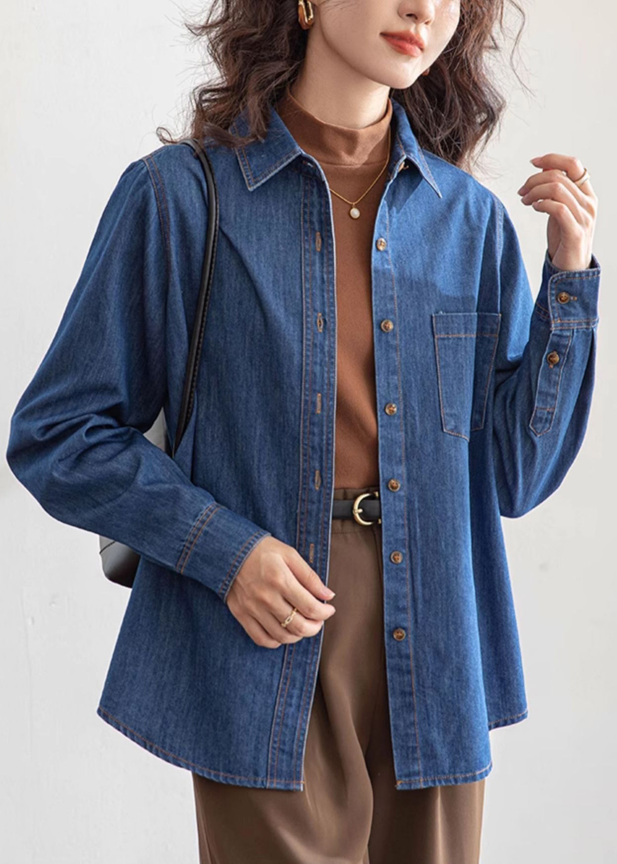 Tailliertes blaues Jeanshemd mit Peter-Pan-Kragen und Knöpfen, Frühling TH035
