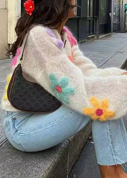 Floraler weißer Knopf-Aushöhlen-Wollstrick-Cardigan für den Winter WK045