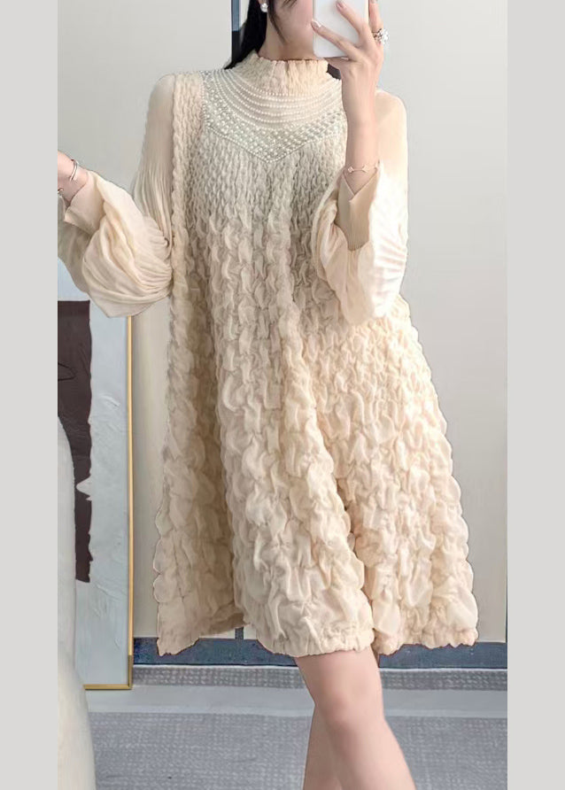 Robe mi-longue beige à col montant et manches lanternes, froissée, cloutée et perlée, TA002