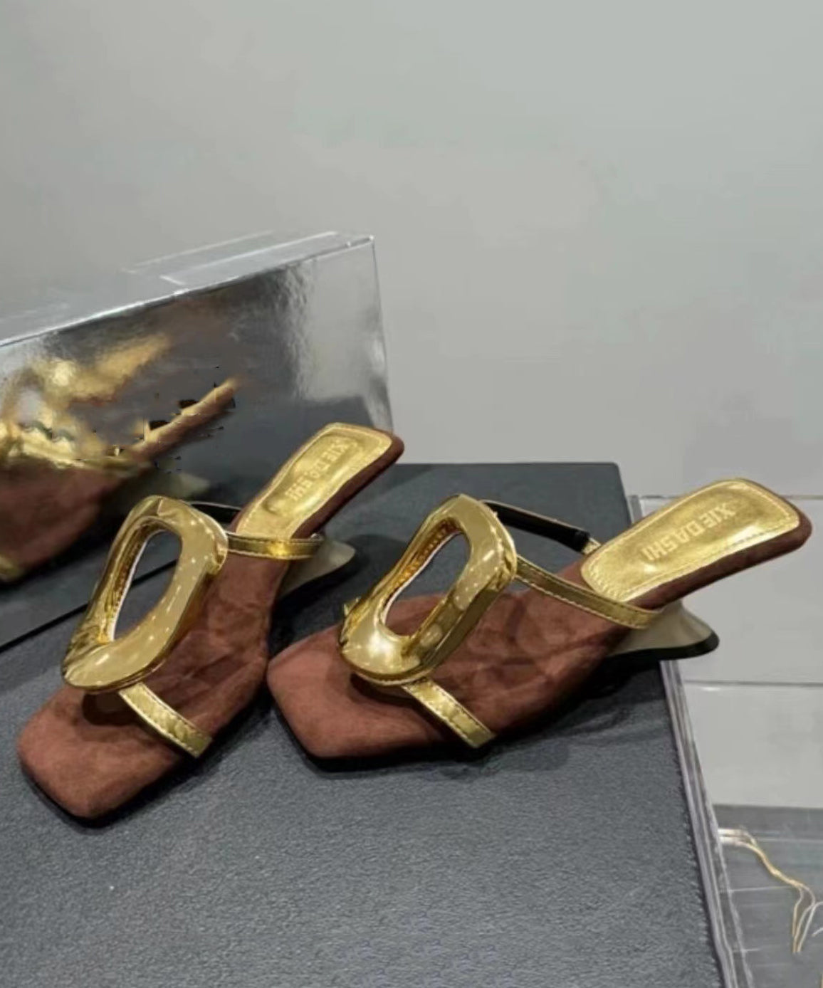 Sandales compensées à talons compensés en similicuir doré OI069
