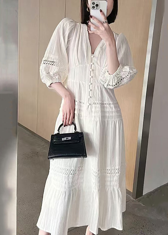 Kleid aus französischer Baumwolle mit hohlen Ärmeln und V-Ausschnitt, Armbandausschnitt, Weiß