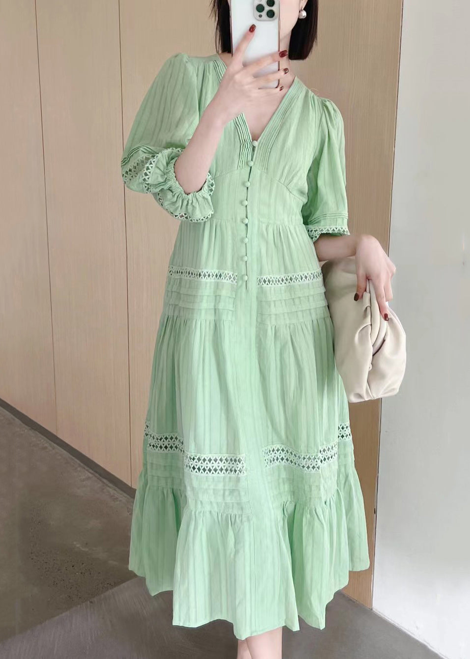 Kleid aus französischer Baumwolle mit hohlen Ärmeln und V-Ausschnitt, Armbandausschnitt, Weiß