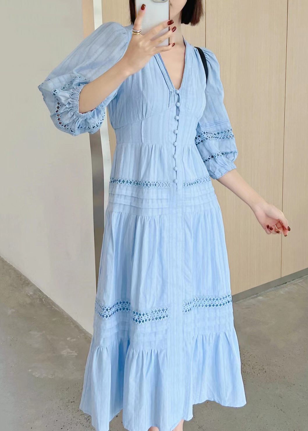 Kleid aus französischer Baumwolle mit hohlen Ärmeln und V-Ausschnitt, Armbandausschnitt, Weiß