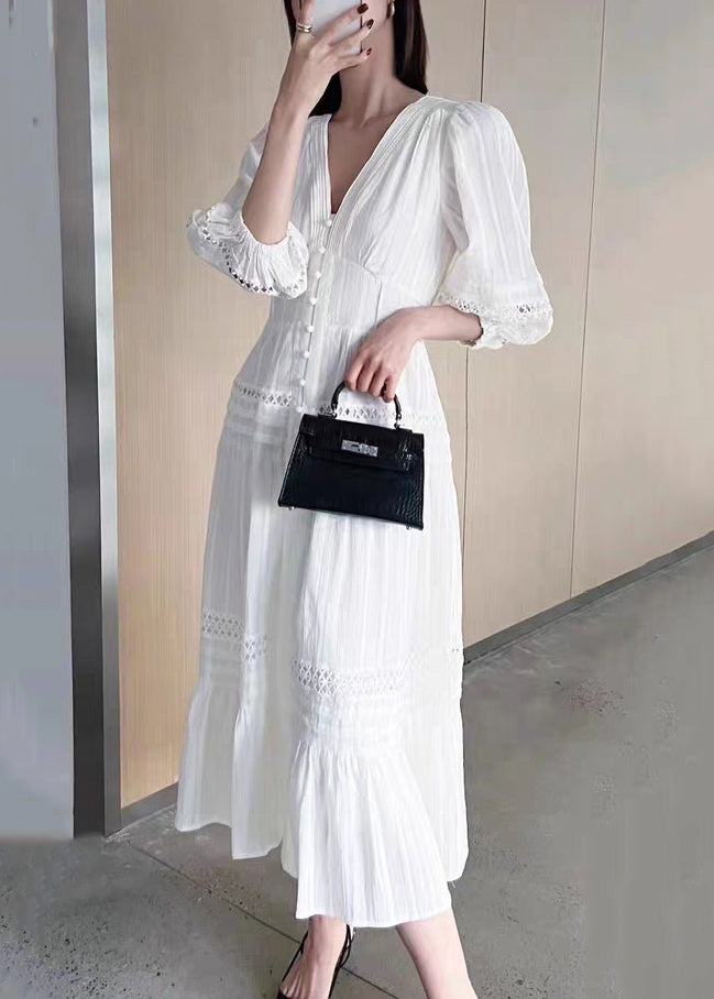 Kleid aus französischer Baumwolle mit hohlen Ärmeln und V-Ausschnitt, Armbandausschnitt, Weiß