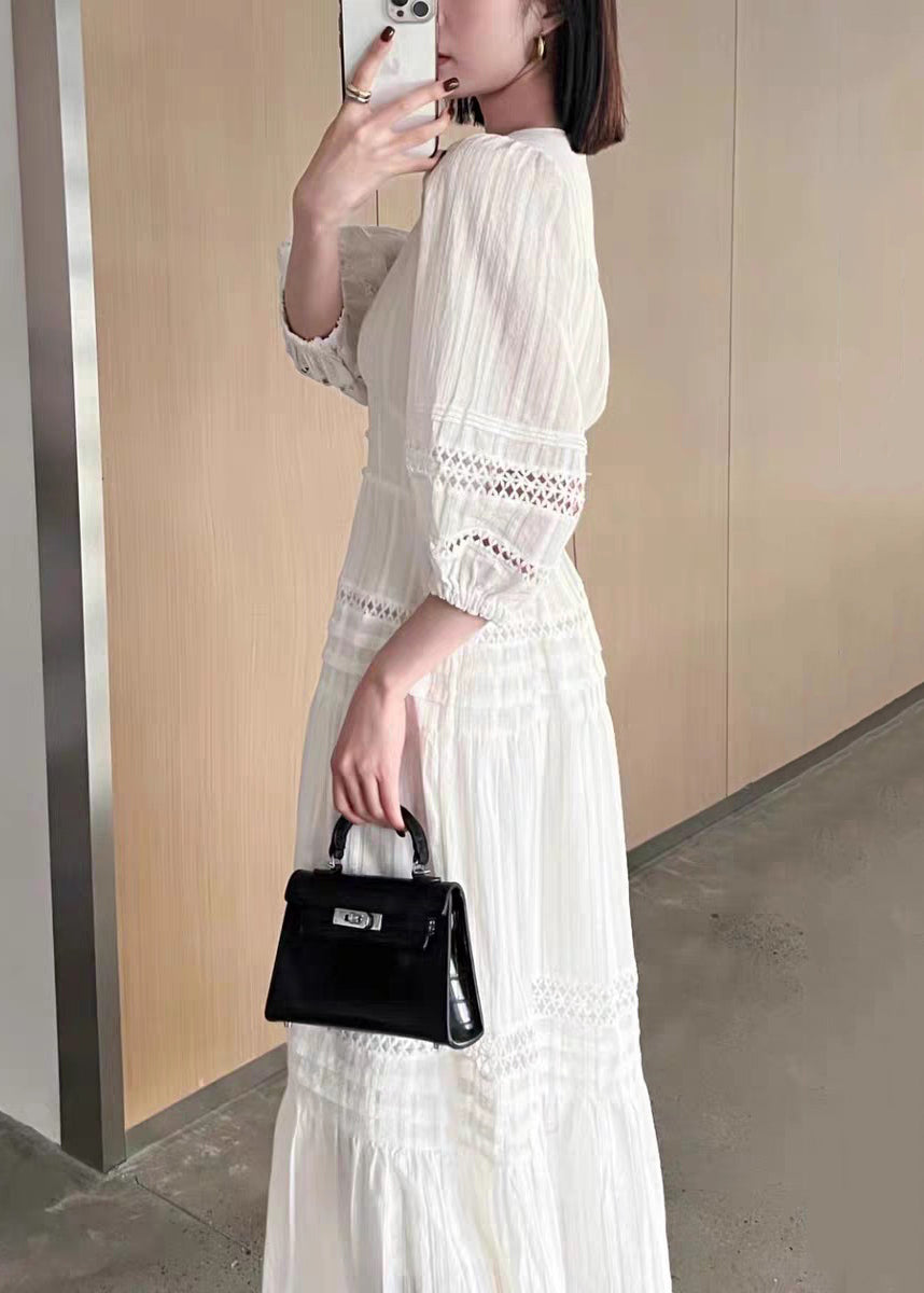 Kleid aus französischer Baumwolle mit hohlen Ärmeln und V-Ausschnitt, Armbandausschnitt, Weiß