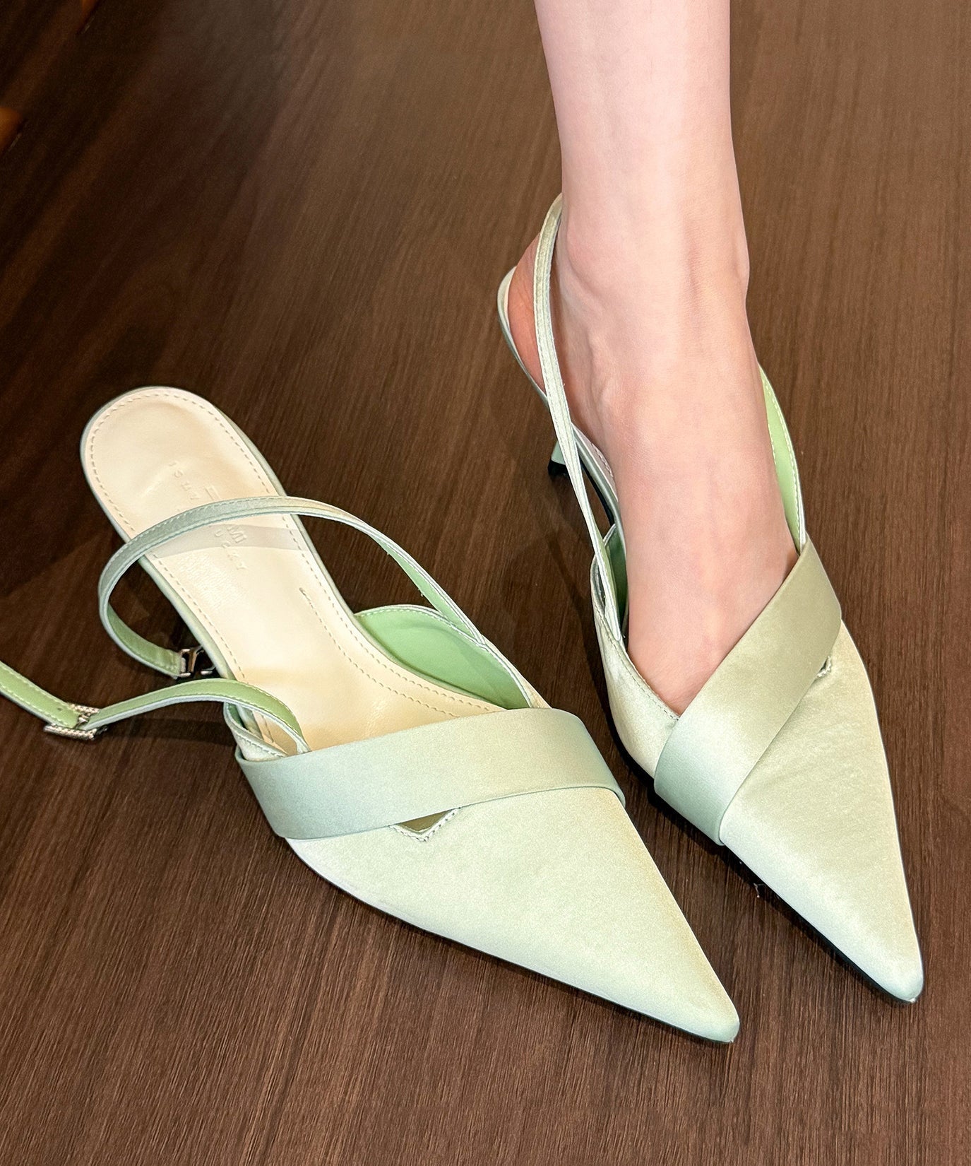 Sandales pointues en satin vert élégant à talons hauts