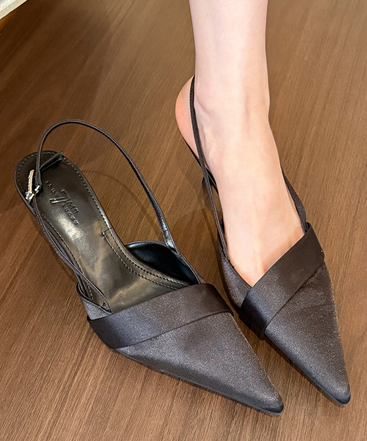 Sandales pointues en satin vert élégant à talons hauts