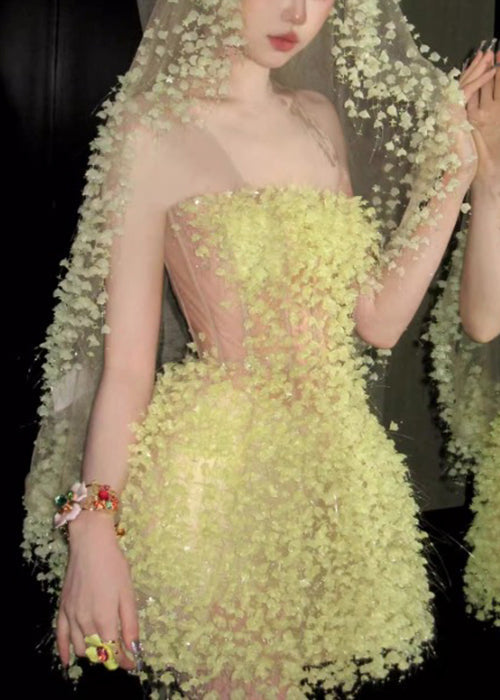 Gelbes handgemachtes trägerloses Taillen-mittelhohes Kleid Tülllicht