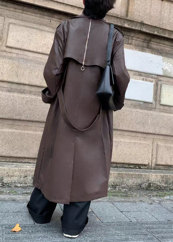 Italienischer Schokoladenbrauner Knopf-Krawatten-Taillen-Kunstleder-Herren-Langtrenchcoat Frühling RN023