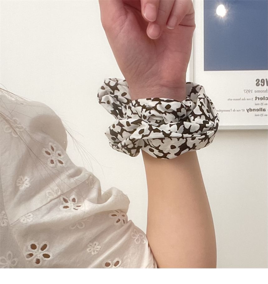 Floral Scrunchie Print
