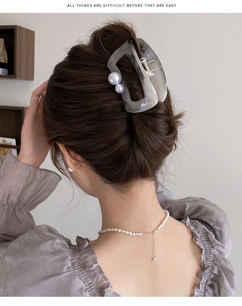 Acrylic Faux Claw Pearl Hair