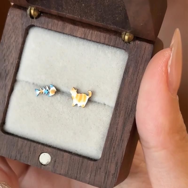 Asymmetrical Stud Fish Earring Alloy Cat