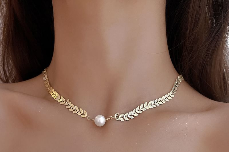 Faux Leaf Pearl Choker