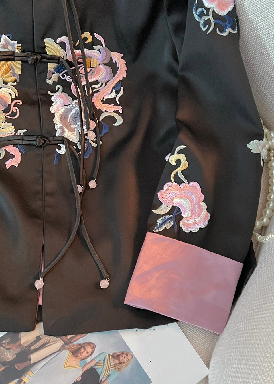 Lockerer schwarzer bestickter Seidenmantel mit chinesischen Knöpfen für den Herbst QO015