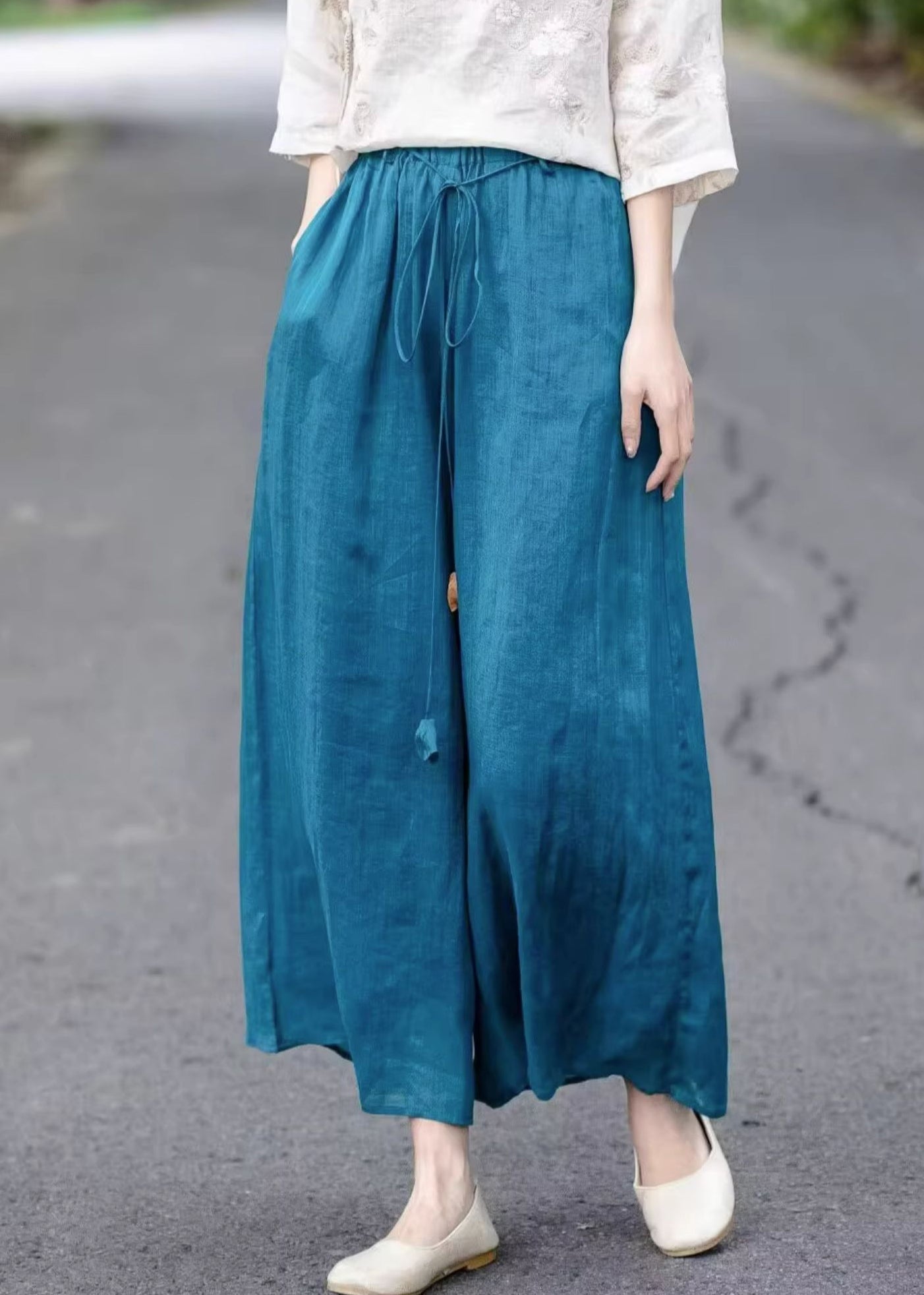 Pantalon large d'été bleu élastique à jambes amples et à lacets en coton