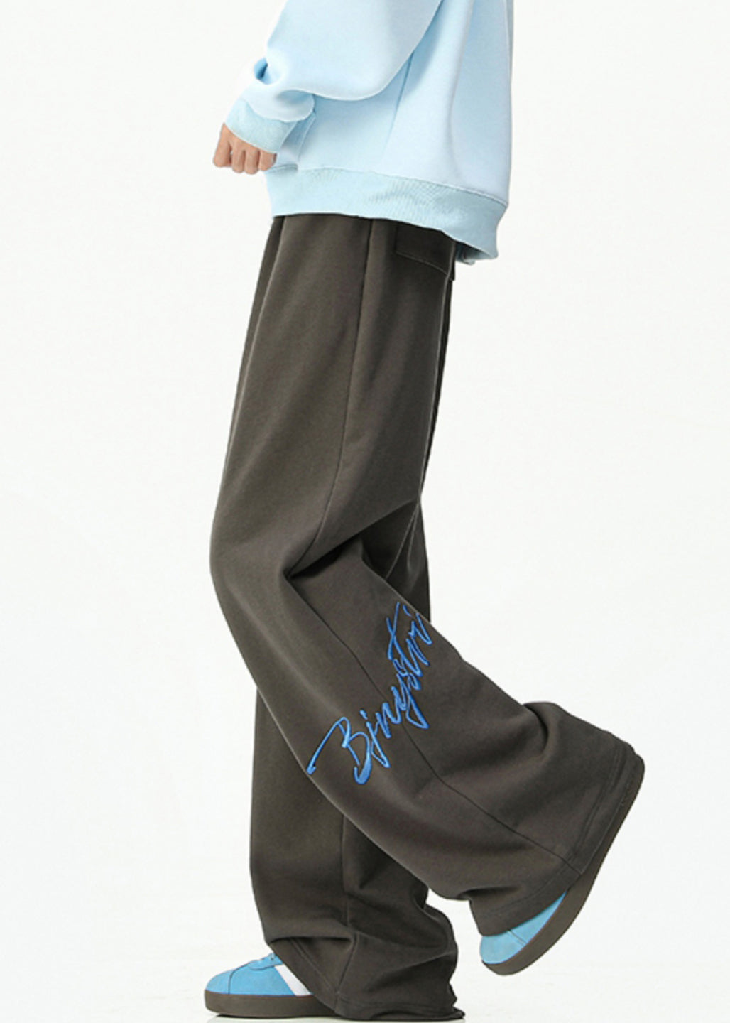 Lose dunkelgraue bestickte Taschen Baumwolle Herren Weite Beinhose Frühling RM052