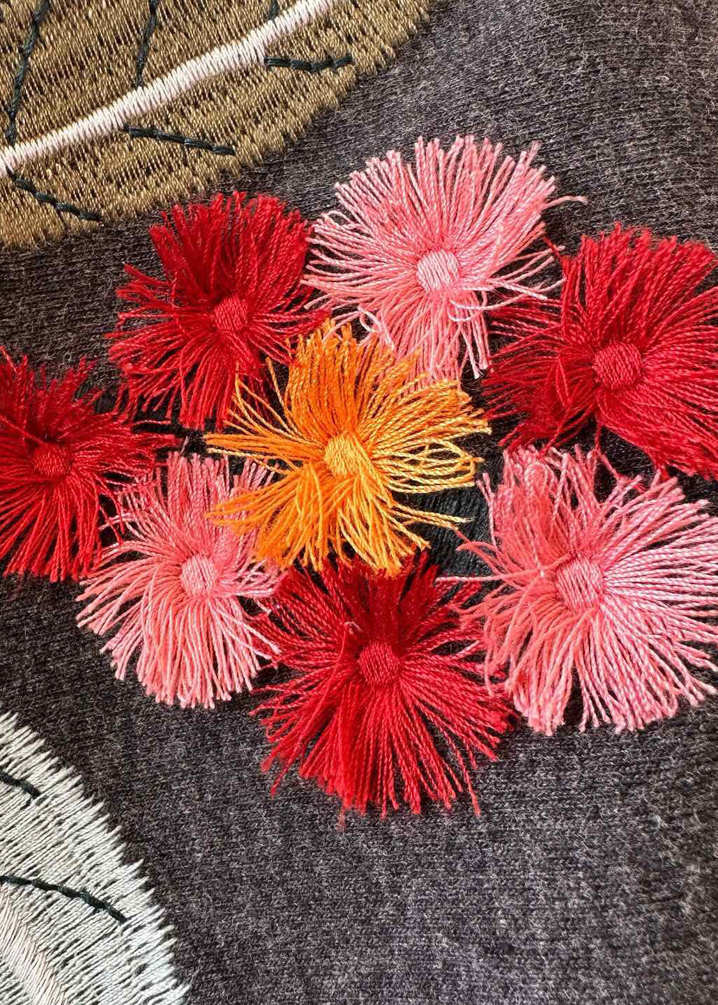 Loses graues besticktes Baumwoll-T-Shirt mit O-Ausschnitt für den Sommer