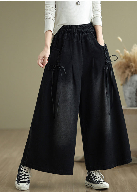 Pantalon noir à larges bretelles croisées en denim moderne pour l'été