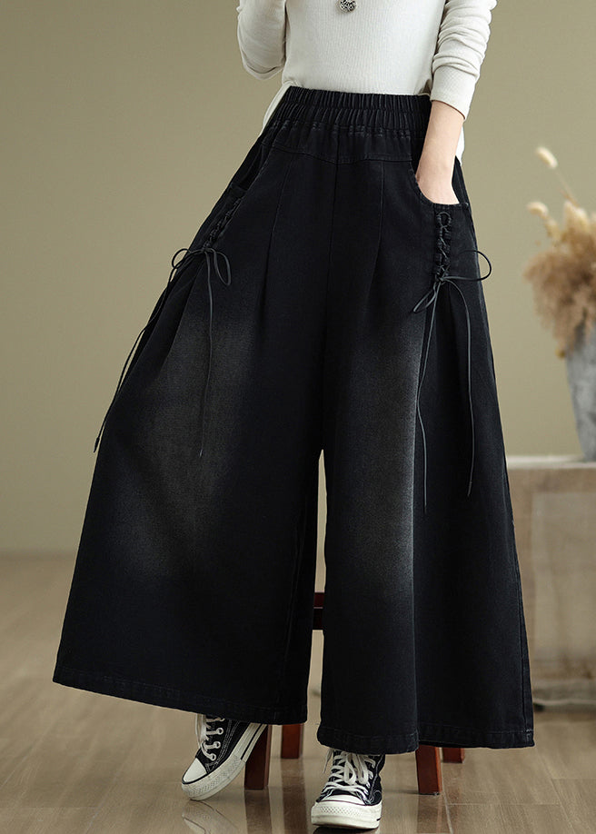 Pantalon noir à larges bretelles croisées en denim moderne pour l'été