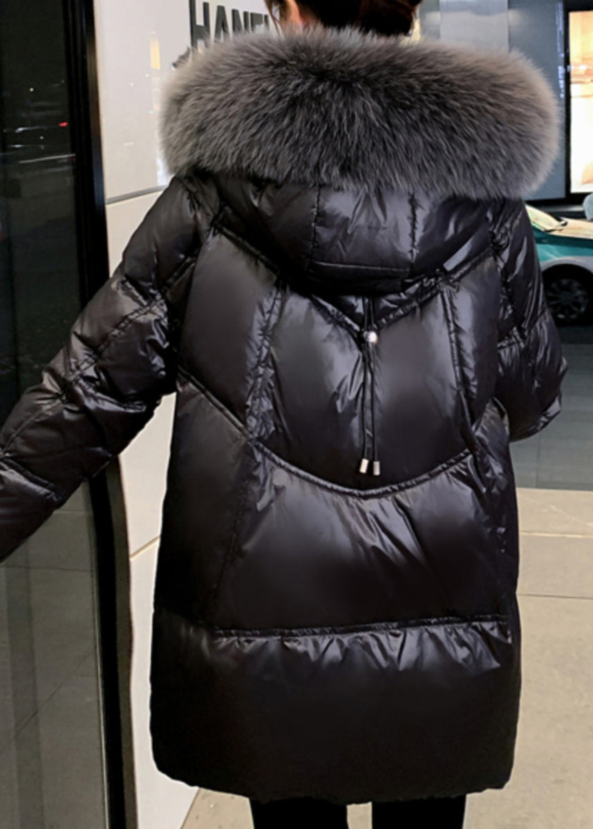 Moderner schwarzer Wintermantel mit Pelzkragen, Kapuzentaschen und feiner Baumwollfüllung TD040