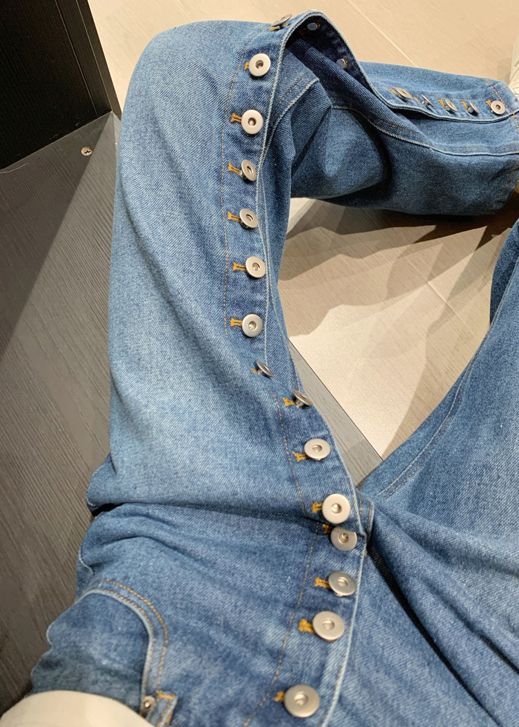 Pantalon bleu asymétrique taille droite en denim, bouton moderne haut