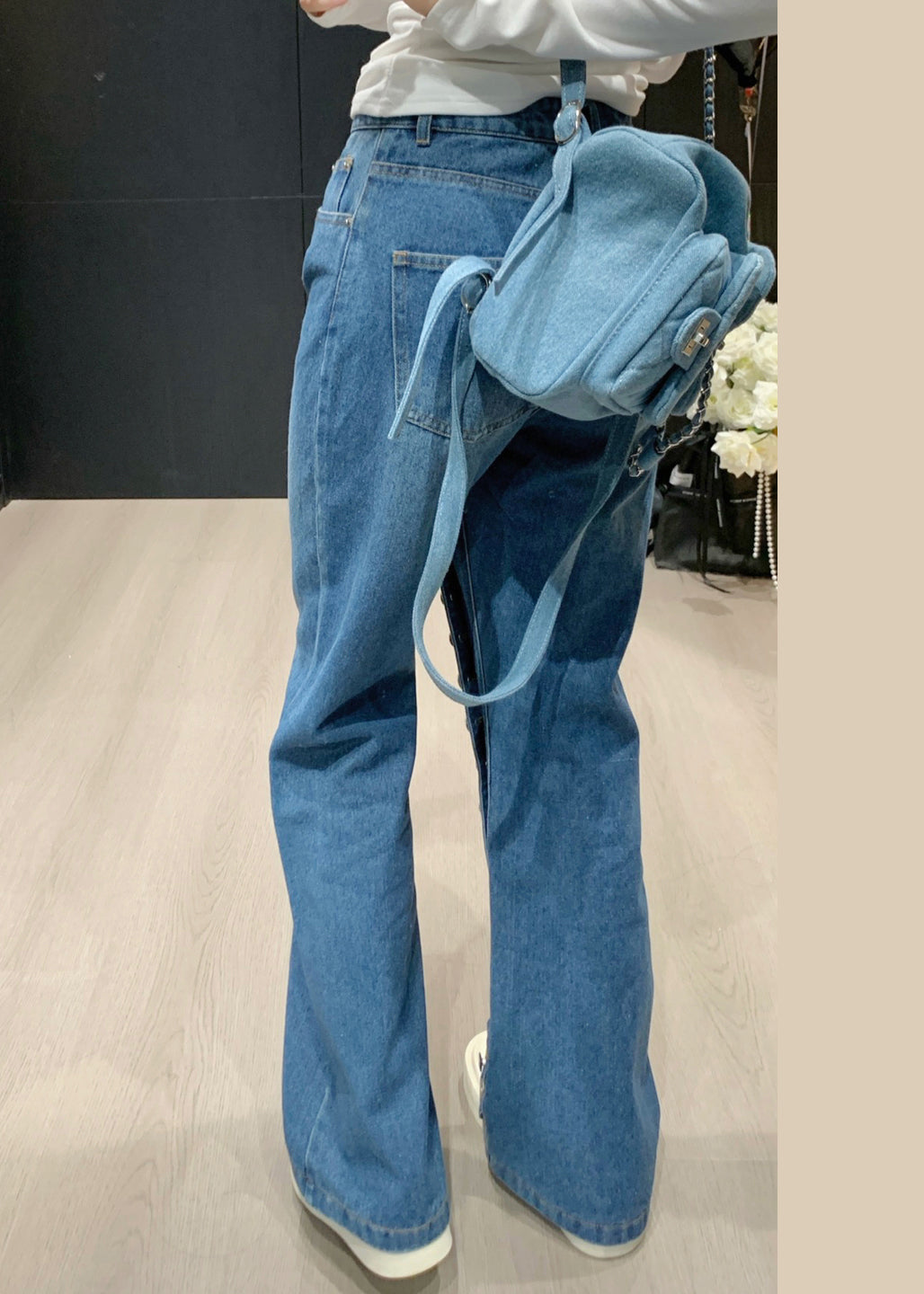 Pantalon bleu asymétrique taille droite en denim, bouton moderne haut